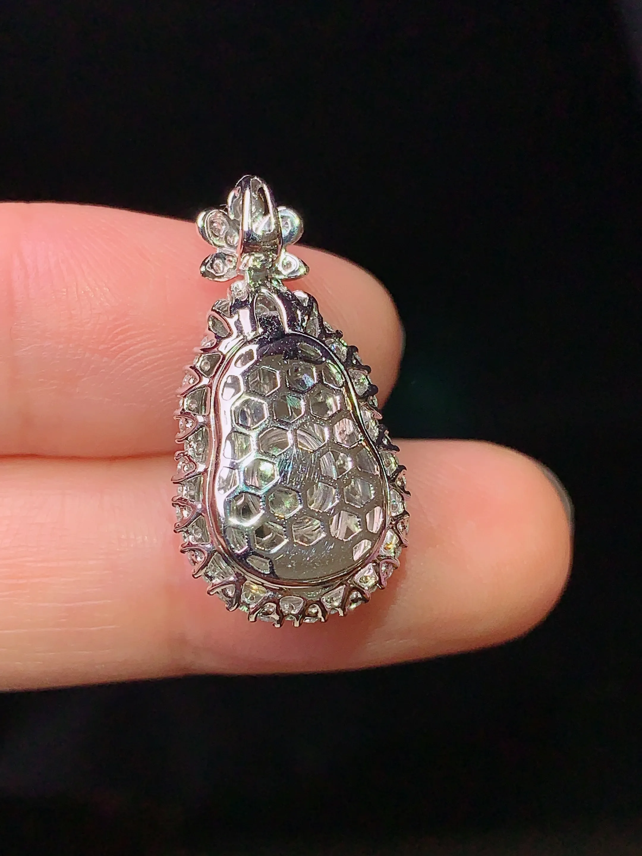 18k金钻镶嵌满绿葫芦吊坠 玉质细腻 色泽艳丽 整体尺寸25*13.1*9.3