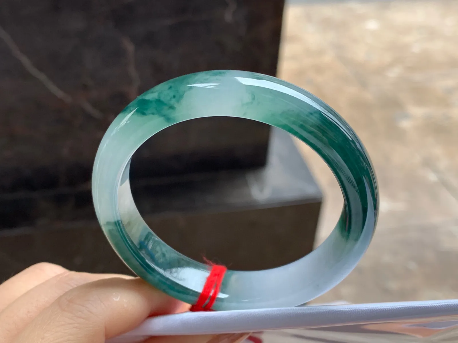 飘花手镯
尺寸：56.2-12.9-8mm
底子细腻干净～飘花浓郁