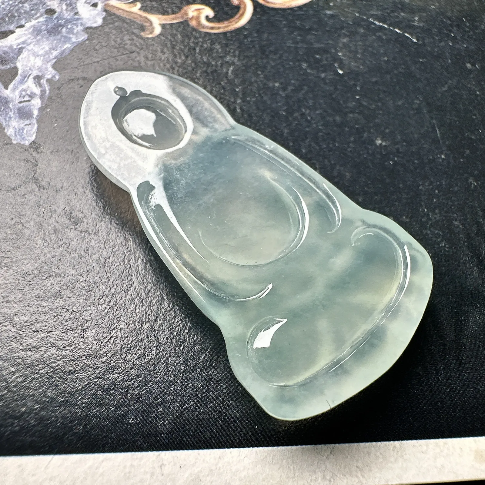 【冰种大日如来佛】质地细腻，通透度上佳，冰感十足。