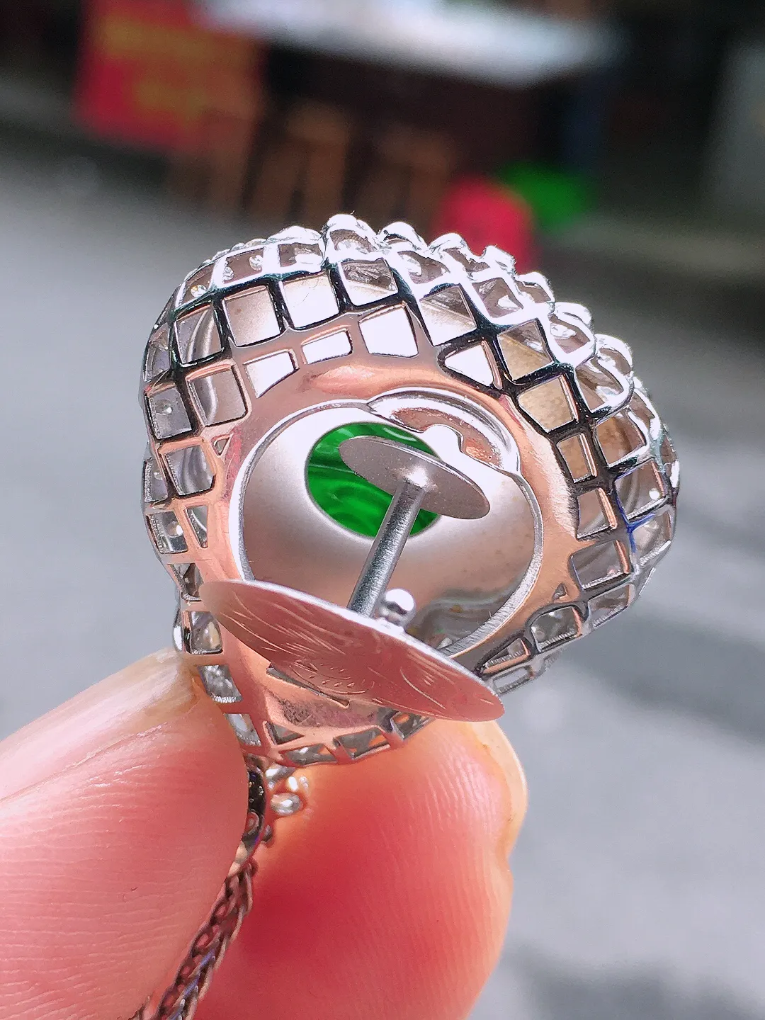 满绿佛公吊坠，色泽均匀浓郁，玉质细腻，荧光感超
强，饱满水润，气质满满。18k
金豪华镶嵌