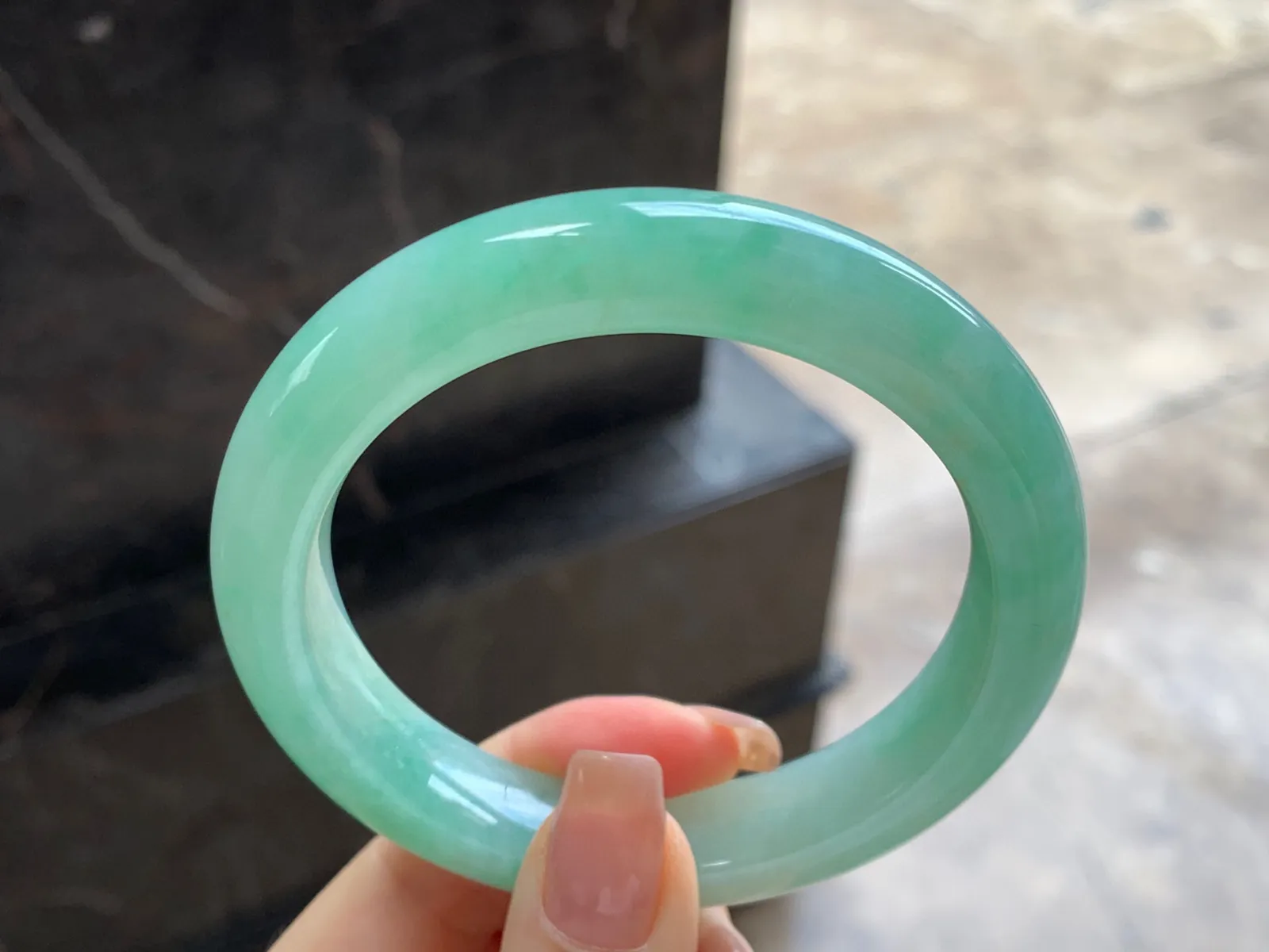 带色手镯
尺寸：58.7-12-9.9mm
底子细腻干净～有种有色 上手好看 性价比哦