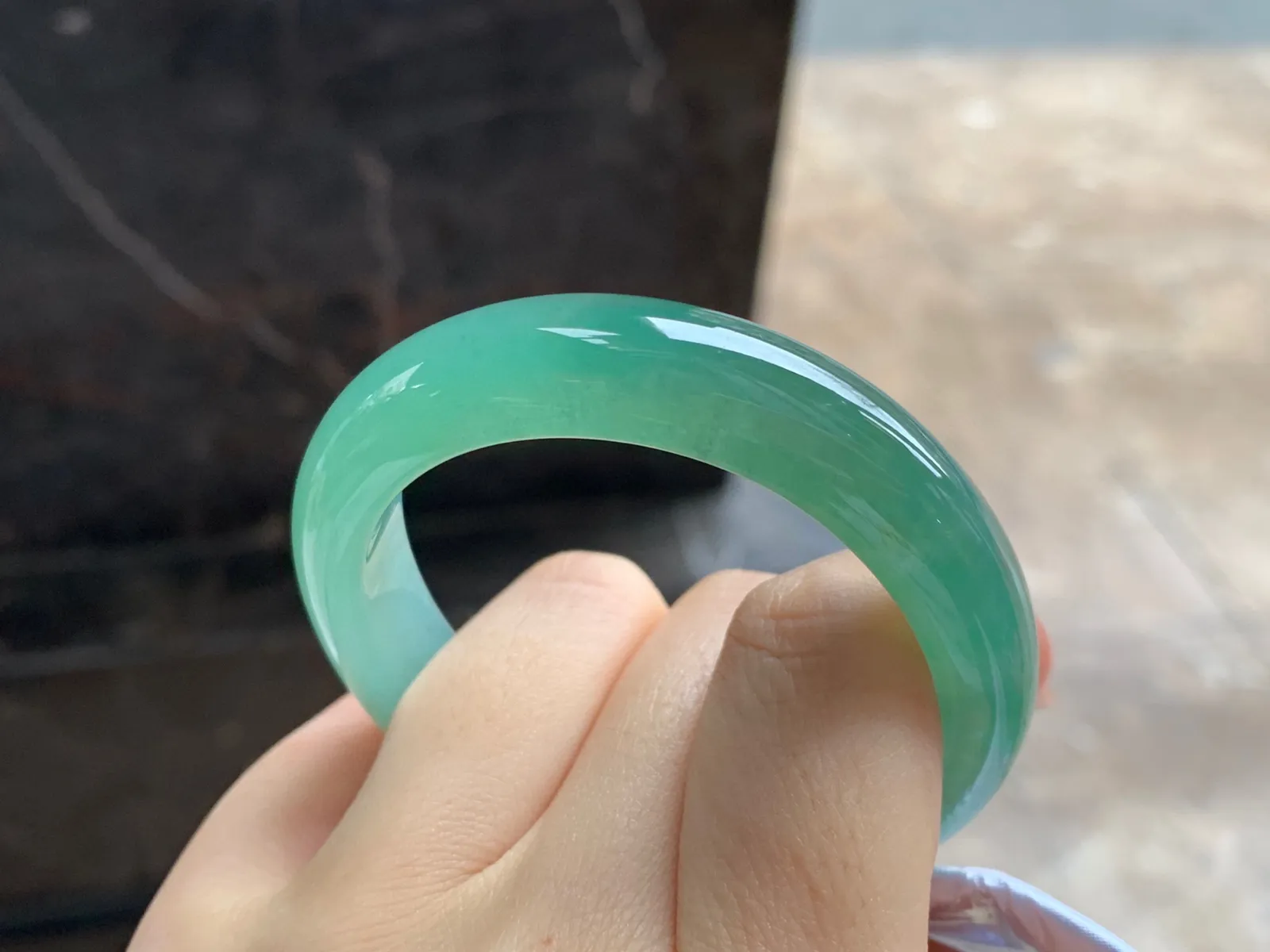 晴绿贵妃镯
尺寸：53.8-11.8-7.6mm
水润十足～有特的一支 正圈50 51可以戴推荐