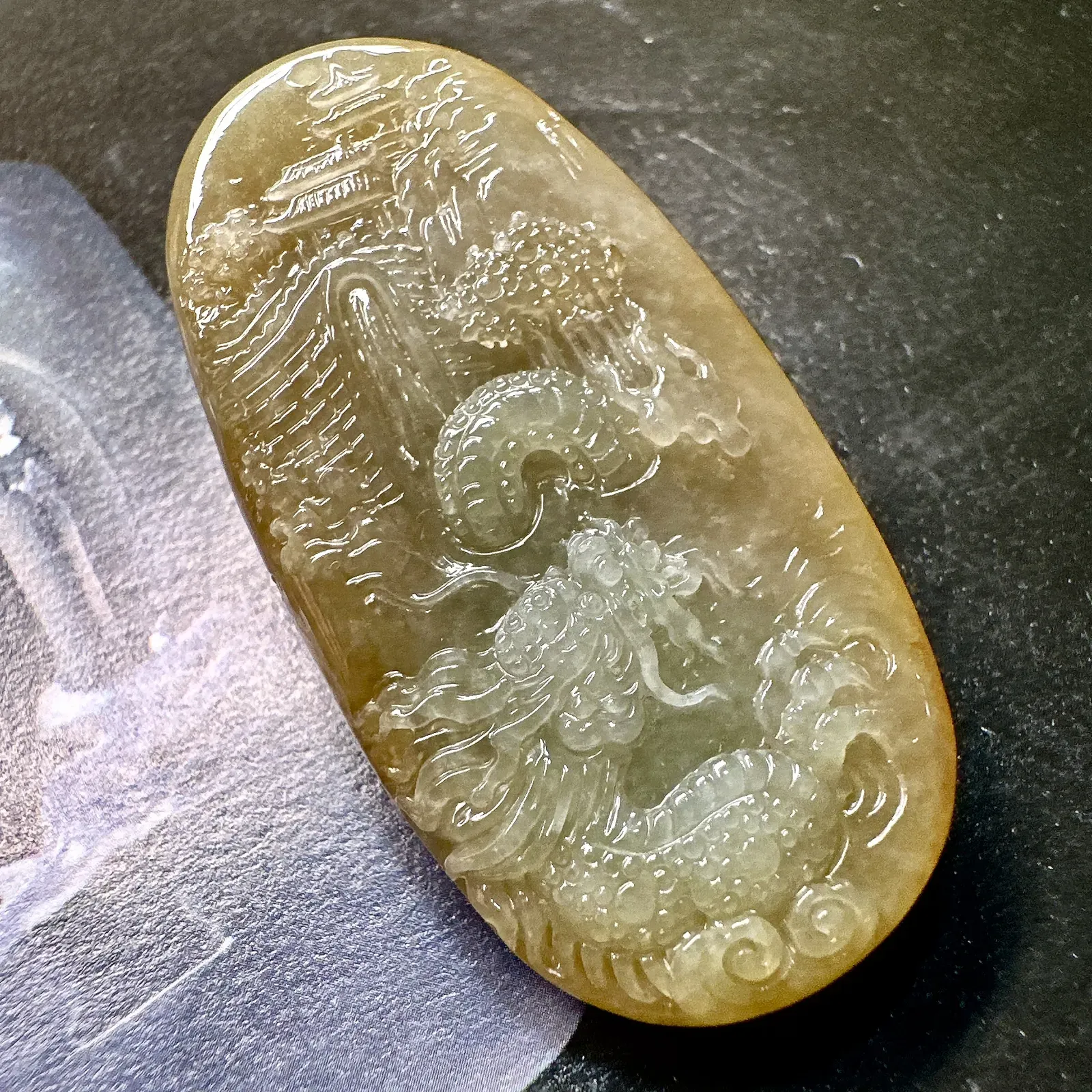 【冰糯种黄翡山水牌】特色件，质地细腻，水润感好，雕琢非常精细，背面雕刻盘龙