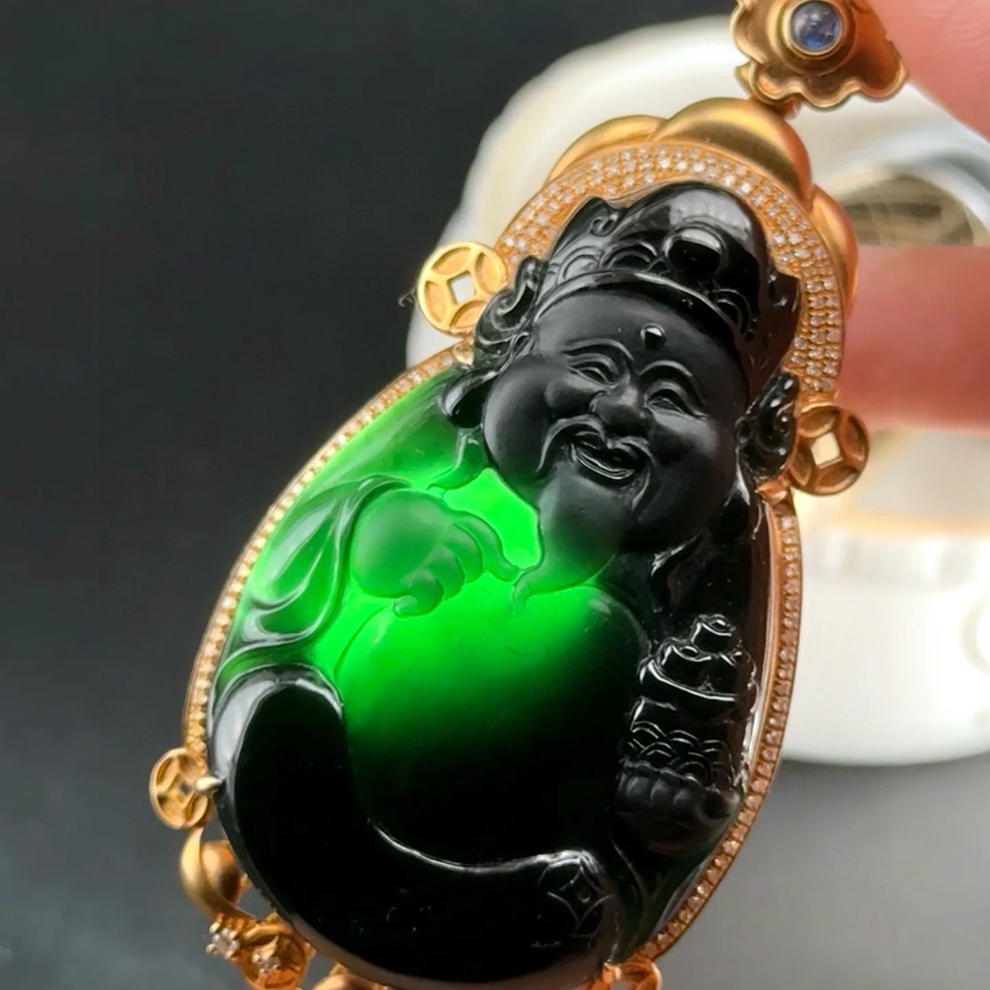 墨翠财神 种好色正 黑度极好 打灯通透 油性十足   尺寸68.8