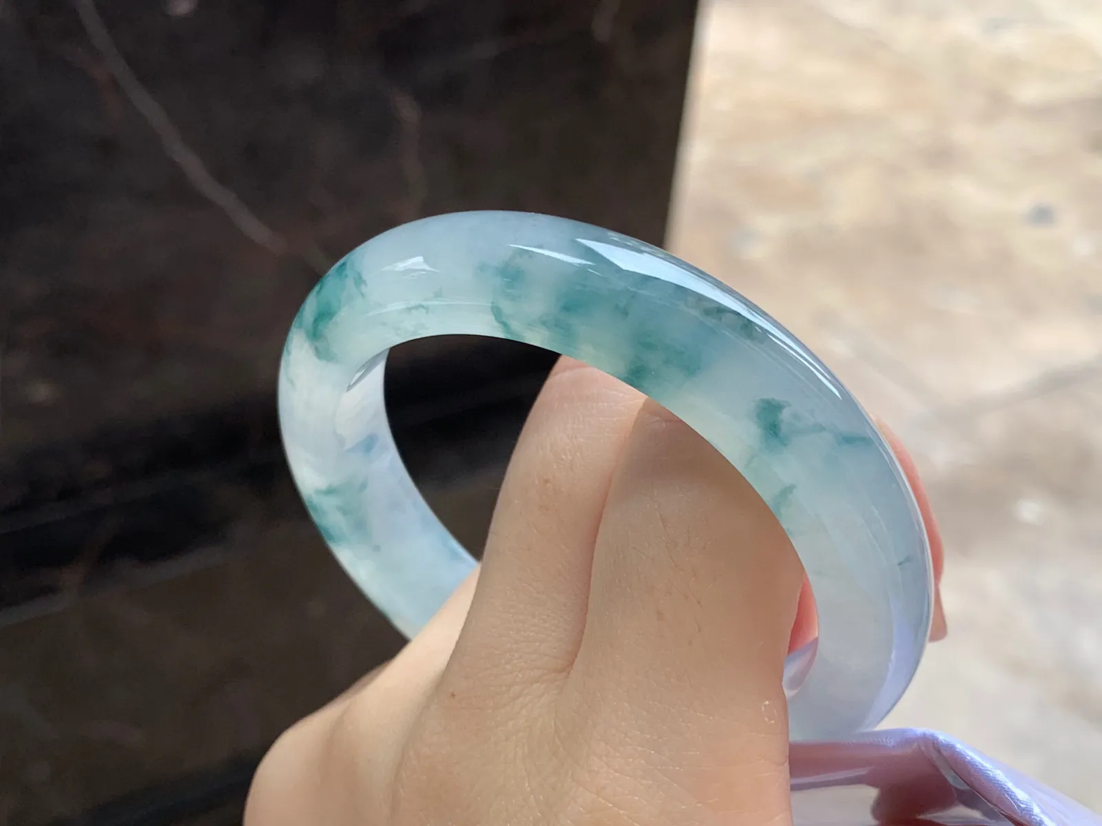 冰种飘花手镯
尺寸：56.4-12.2-9.3mm
冰味十足～飘花浓郁