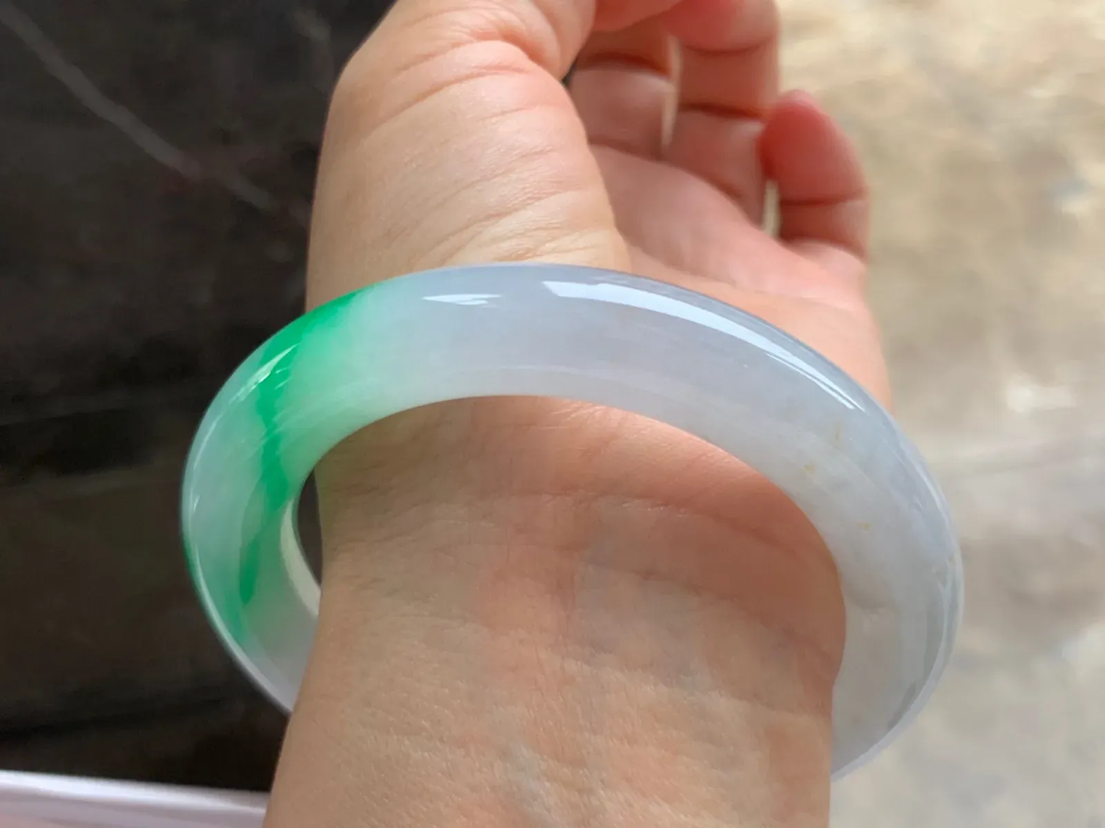 56-11.5mm
带色圆条手镯 有种有色 色阳 大气
