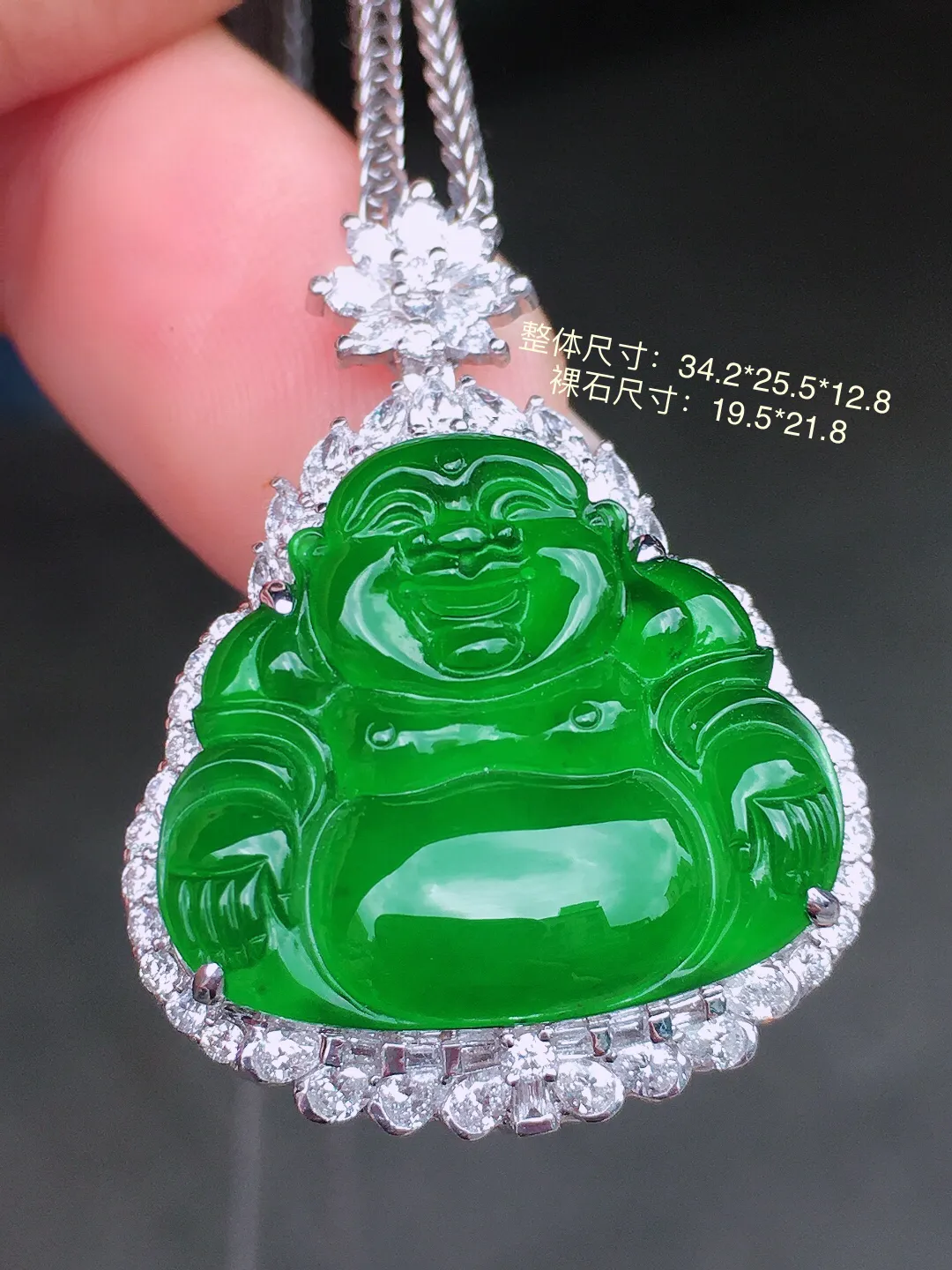 满绿佛公吊坠，色泽均匀浓郁，玉质细腻，荧光感超
强，饱满水润，气质满满。18k
金豪华镶嵌