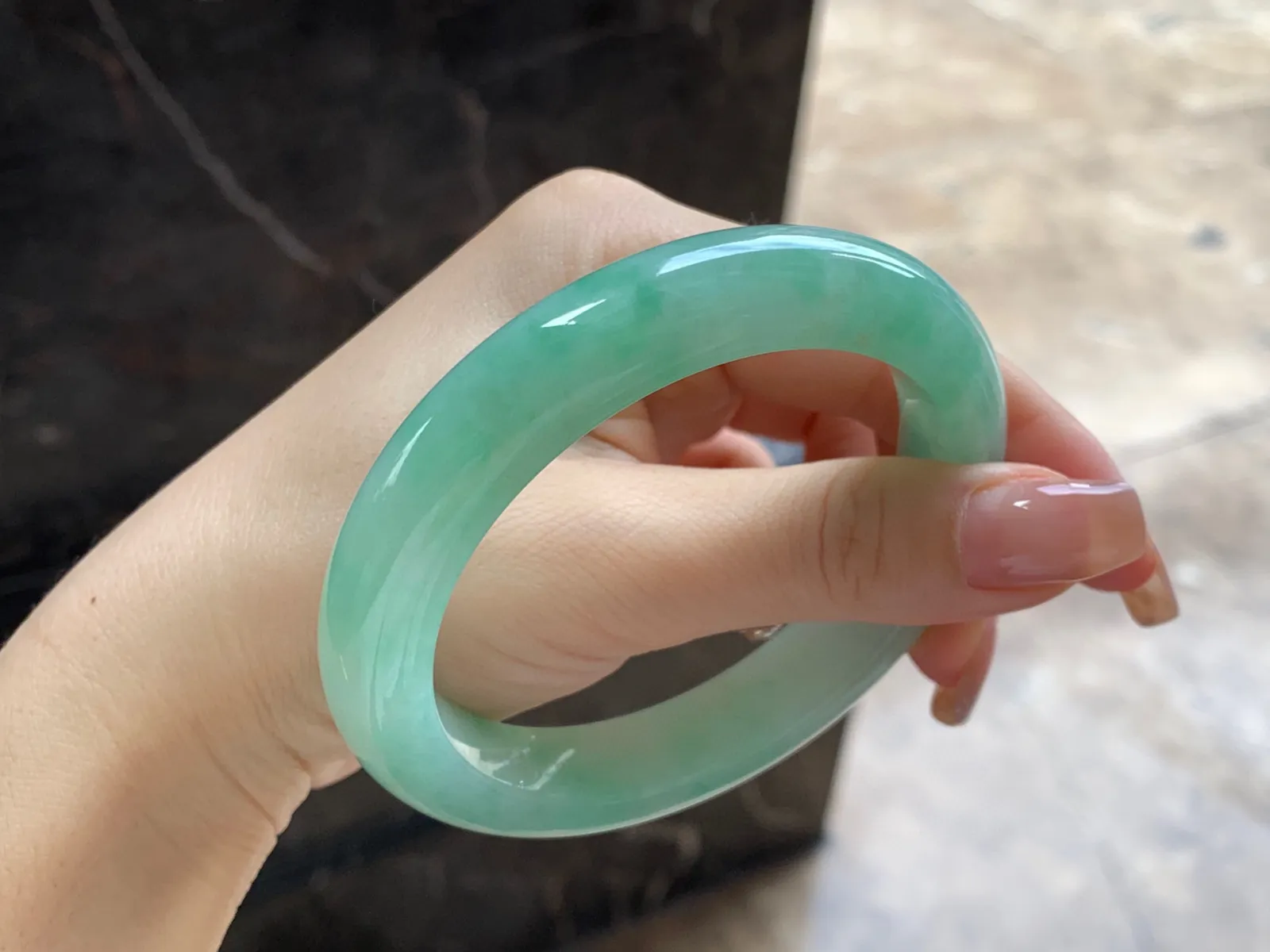 带色手镯
尺寸：58.7-12-9.9mm
底子细腻干净～有种有色 上手好看 性价比哦