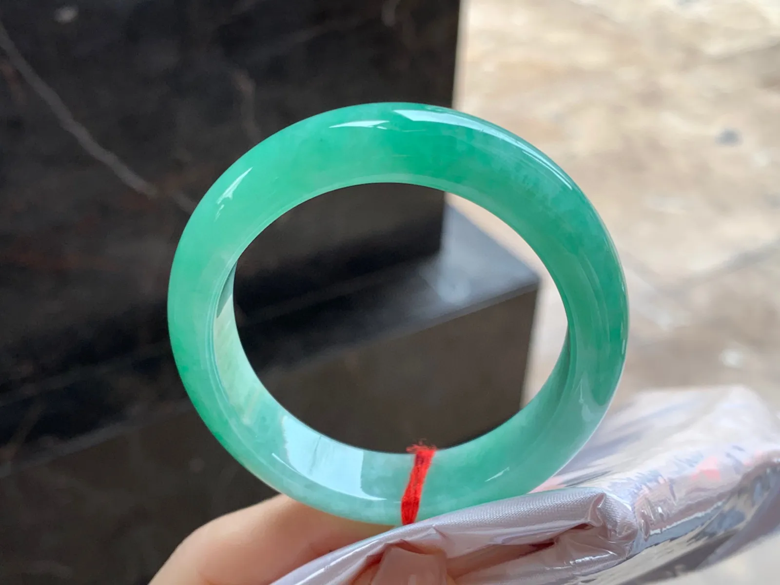 满色贵妃镯
尺寸：55-12-8.2mm
颜色整圈均匀正圈52 53可以戴～