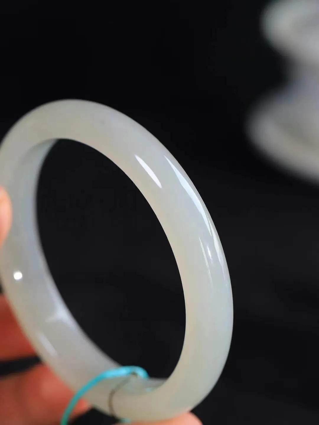 （一见倾心.手镯）

精品和田玉手镯，玉质温润细腻 油性十足 手感舒适，高华雅逸，线条流畅，简约大气，美自天成，素雅高贵。佩戴于腕间，婉约之美，举手投足间透出那低调奢华。重53.8克  尺寸63.5-11.4-8.4mm FDL-7960200