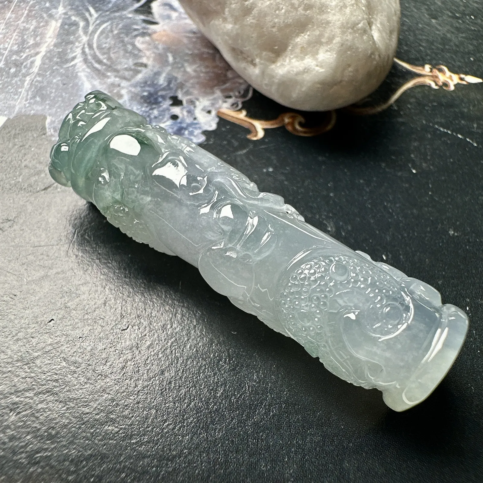 【冰糯飘花龙柱】很少见的题材，巧雕龙头，颇有特色。细节雕刻到位，推荐入手