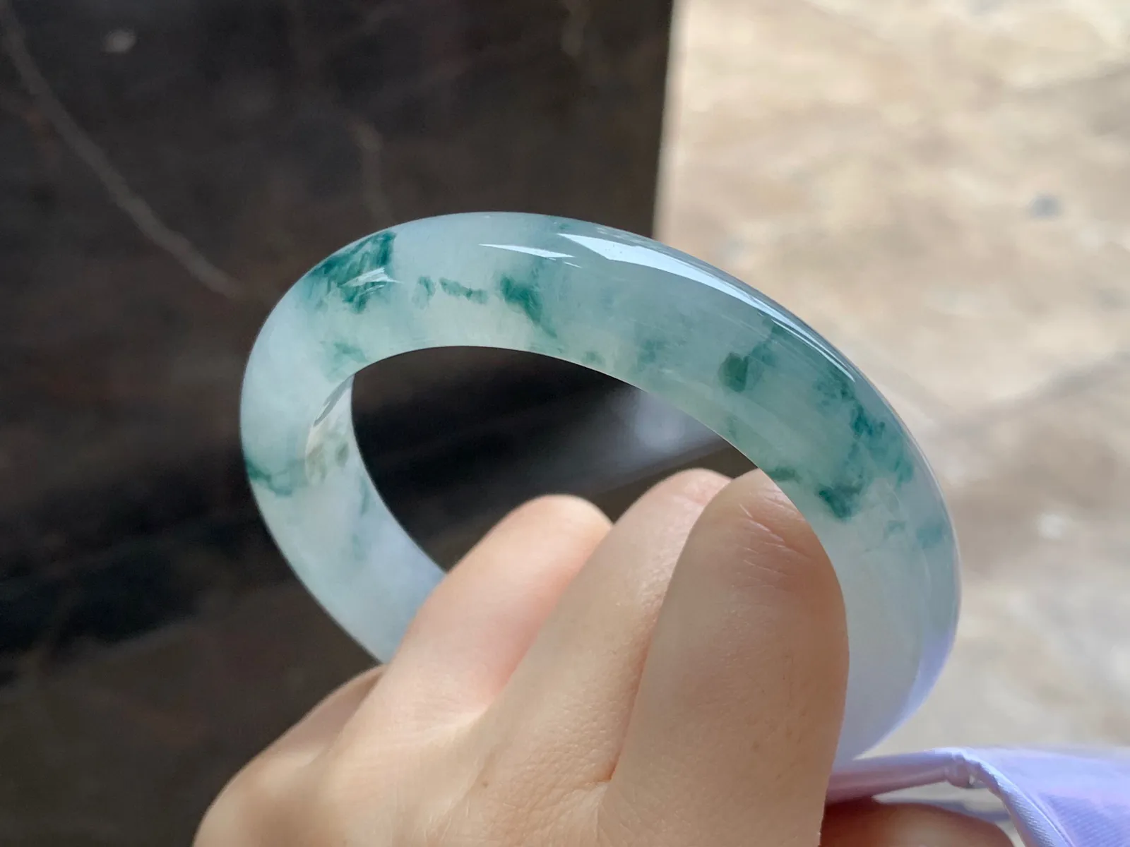 冰种飘花手镯
尺寸：56.1-11-9.4mm
种水好 飘花浓郁飘逸