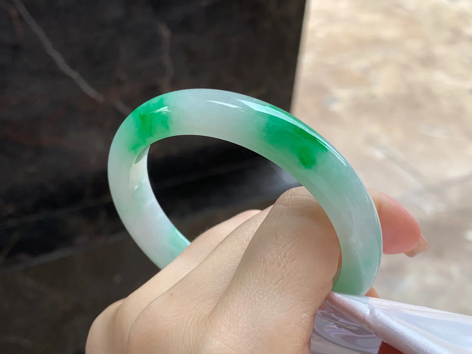 阳绿色手镯
尺寸：55.1-10.1-7.8mm
底子细腻白净～阳绿色点缀