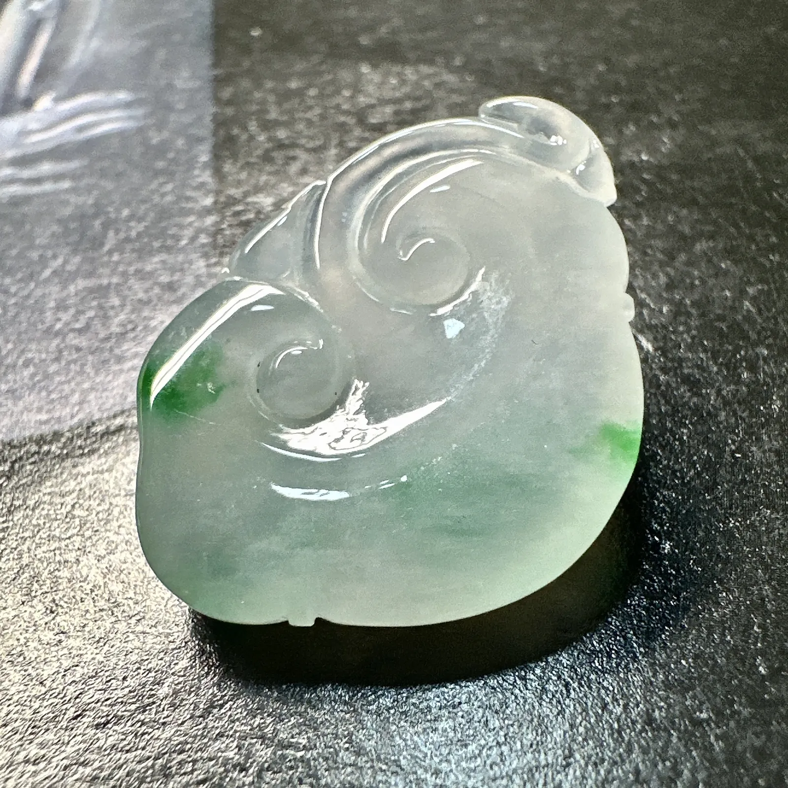 【冰种飘绿如意】质地细腻，冰度很足，饱满度很好