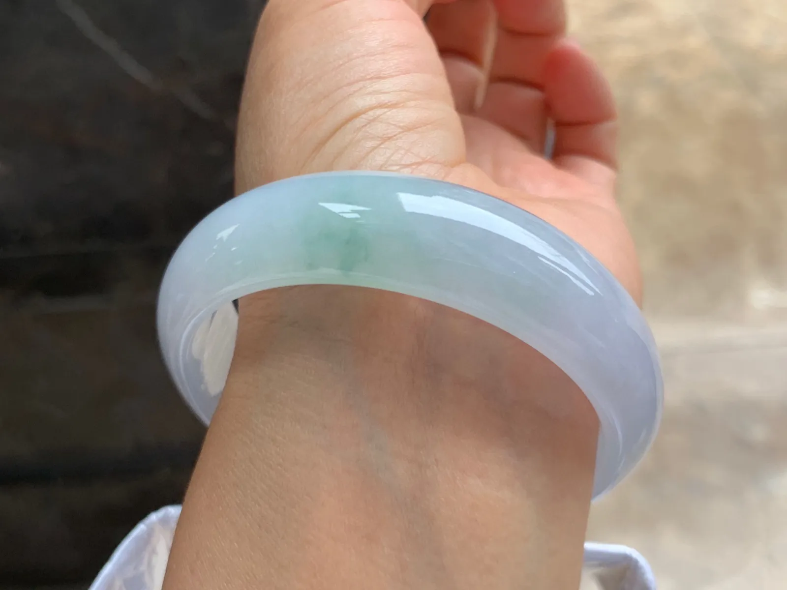 57.5-17-7.5mm
冰种飘花宽版手镯 水润冰透 清爽