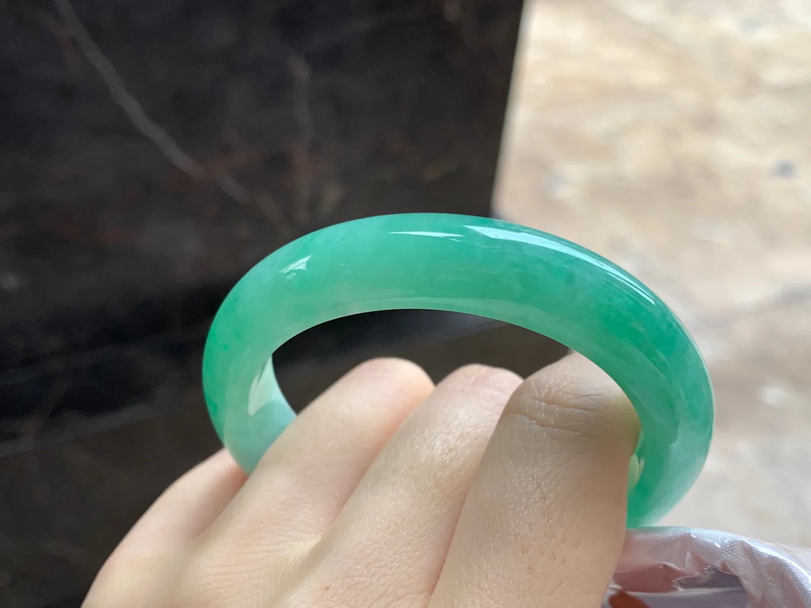 满色贵妃镯
尺寸：55-12-8.2mm
颜色整圈均匀正圈52 53可以戴～