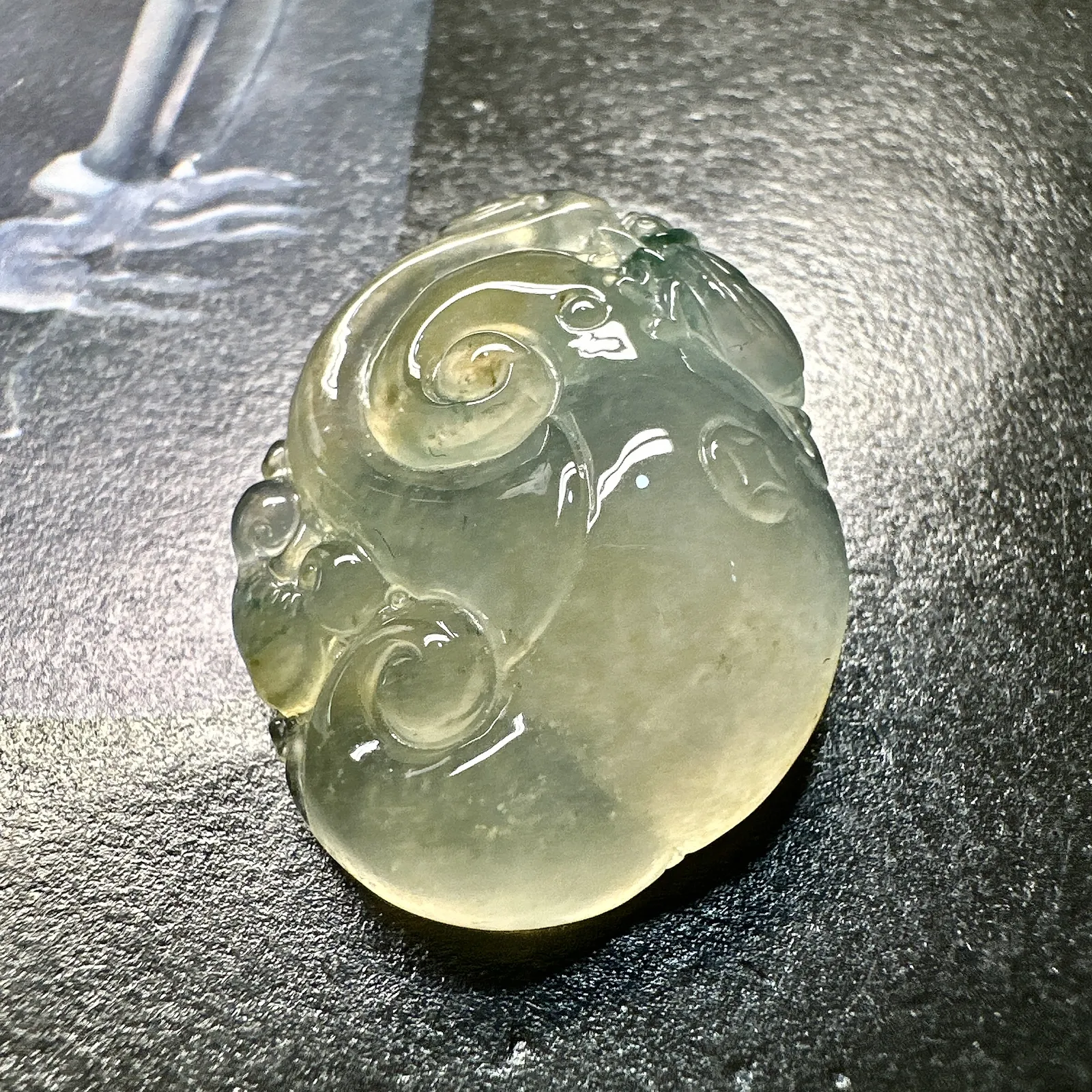 【冰种黄翡如意】质地细腻，冰度很足，饱满度很好，上面雕刻一鸣惊人