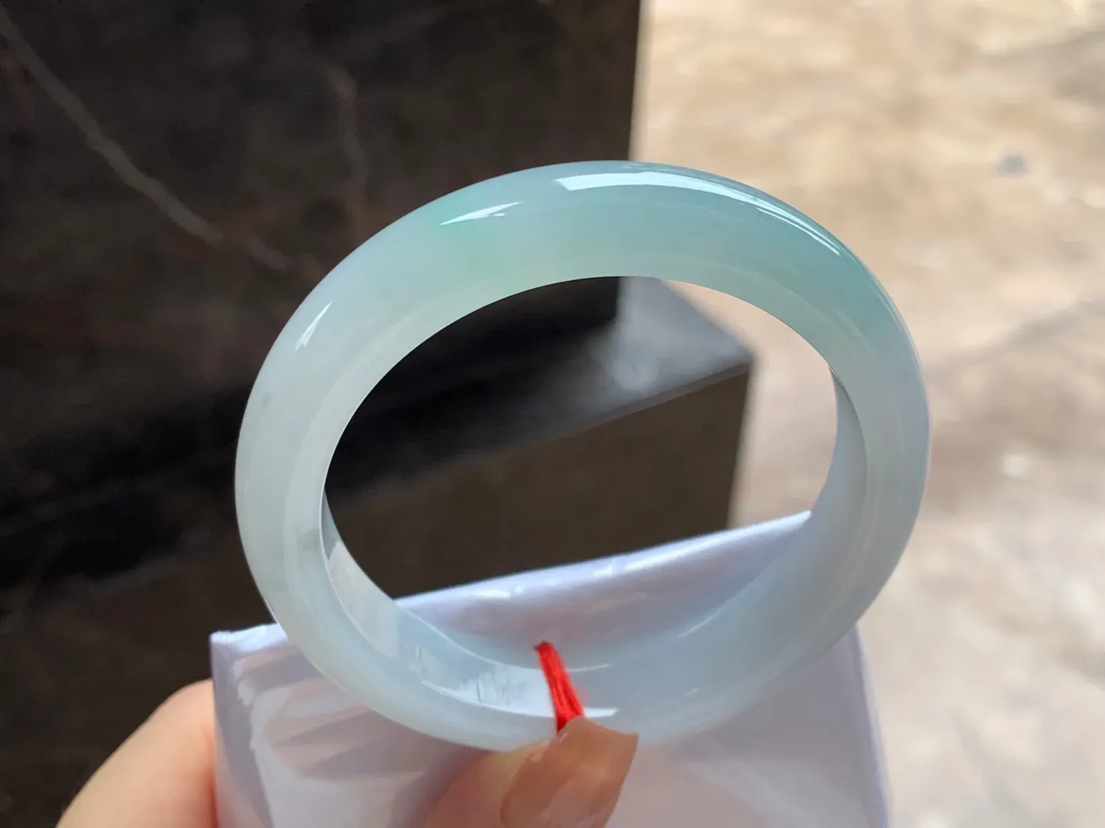 飘绿手镯
尺寸：55.7-12.5-8.5mm
肉质细腻水润～干净清秀