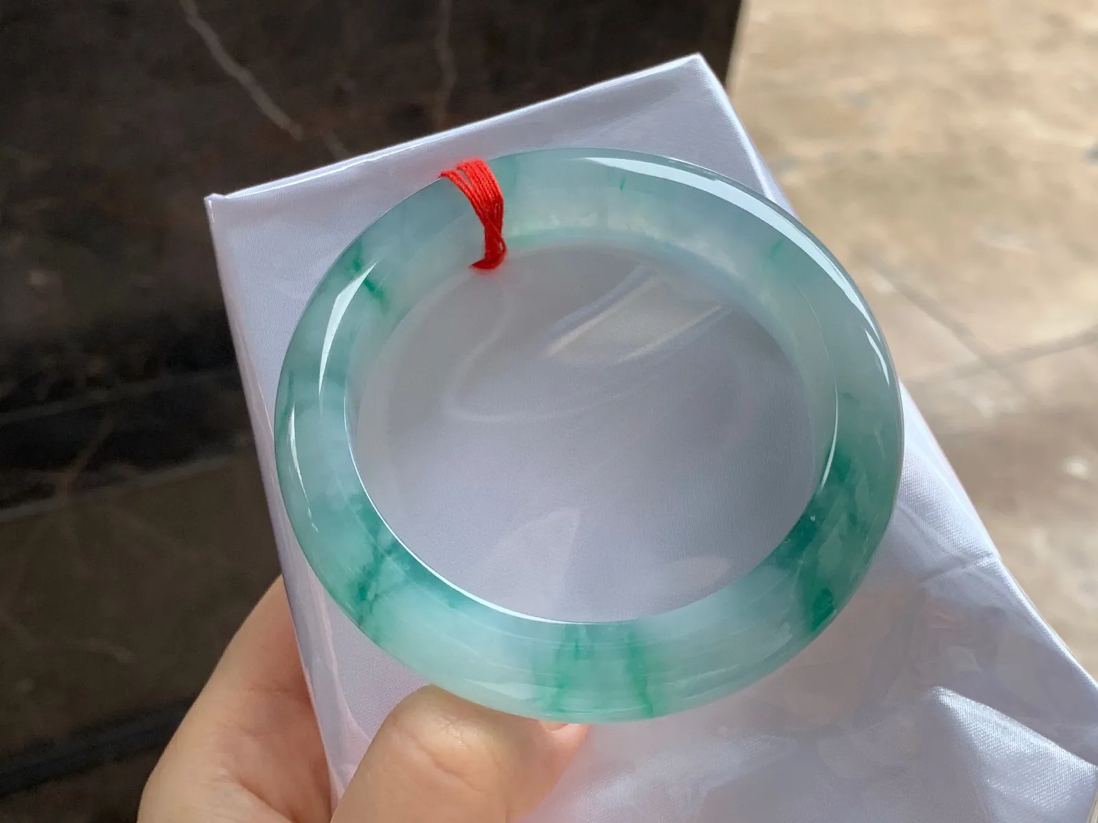 冰飘绿手镯
尺寸：58.5-13.2-9.2mm
有种有色～版型优秀 实物好看