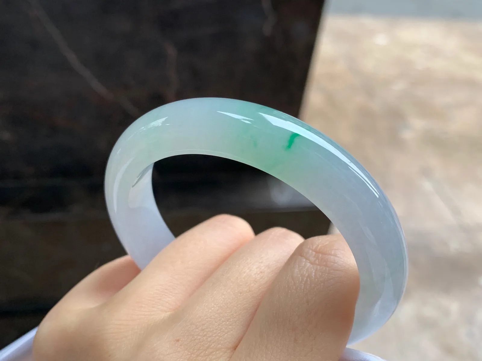 金丝绿手镯
尺寸：55.5-12.2-8.7mm
有种有色～很漂亮的料子上手好看