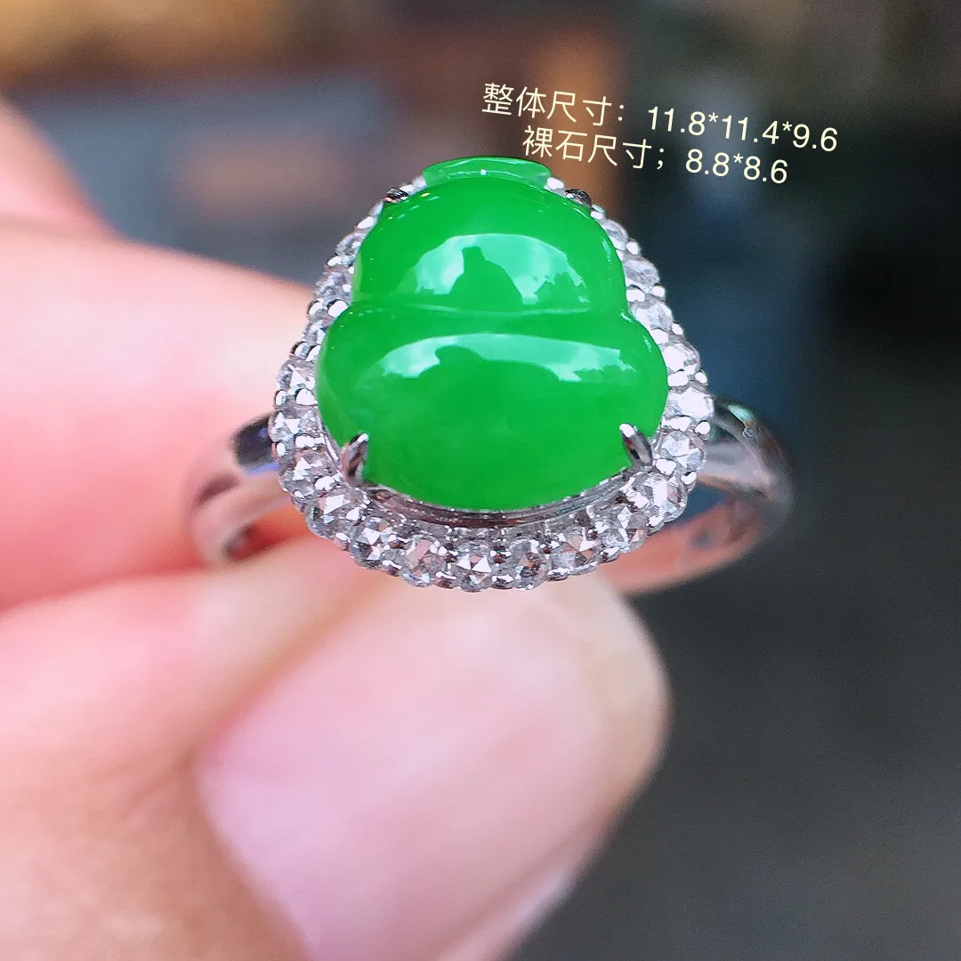 阳绿葫芦戒指，色泽均匀艳丽，玉质细腻，荧光感超
强，饱满水润，气质满满。18k
金豪华镶嵌