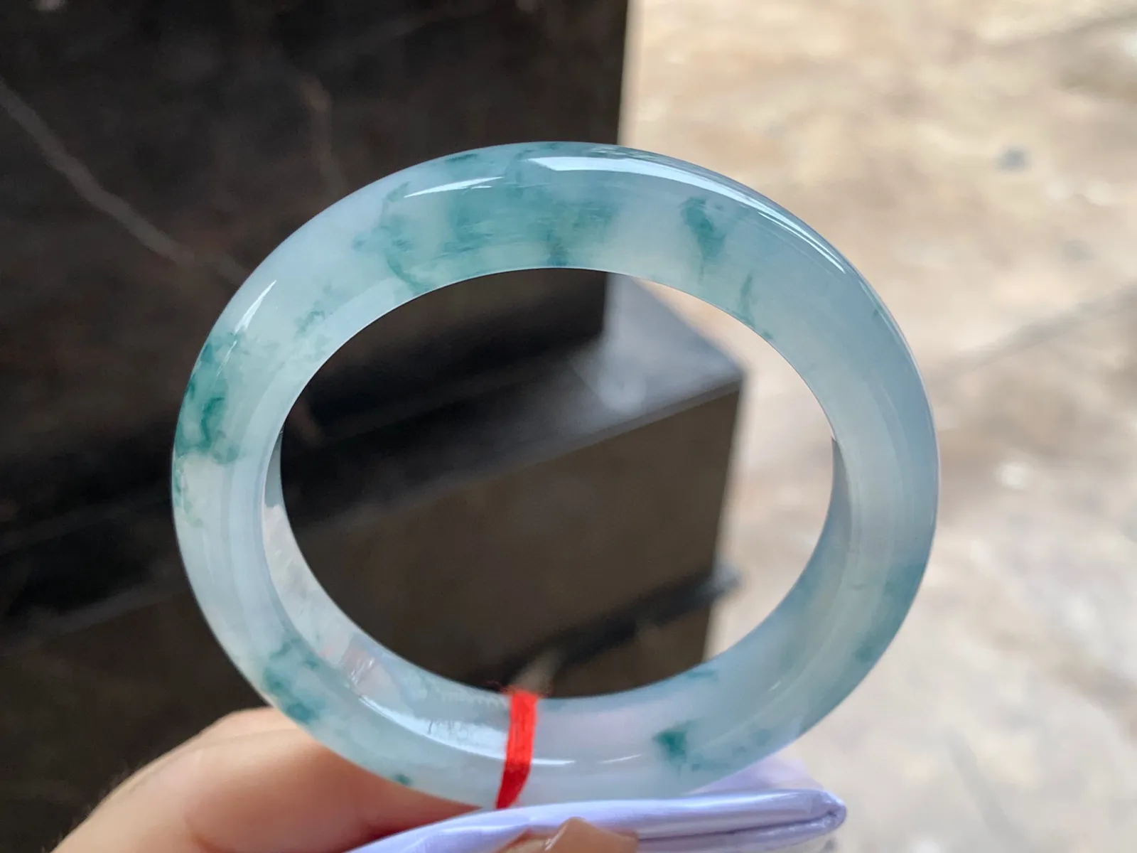冰种飘花手镯
尺寸：56.4-12.2-9.3mm
冰味十足～飘花浓郁