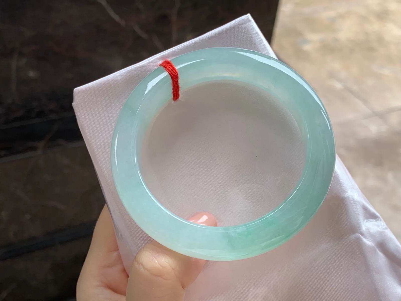 冰晴绿手镯
尺寸：55.6-12-9.5mm
种水好 条形厚实 甜甜的底色 气质