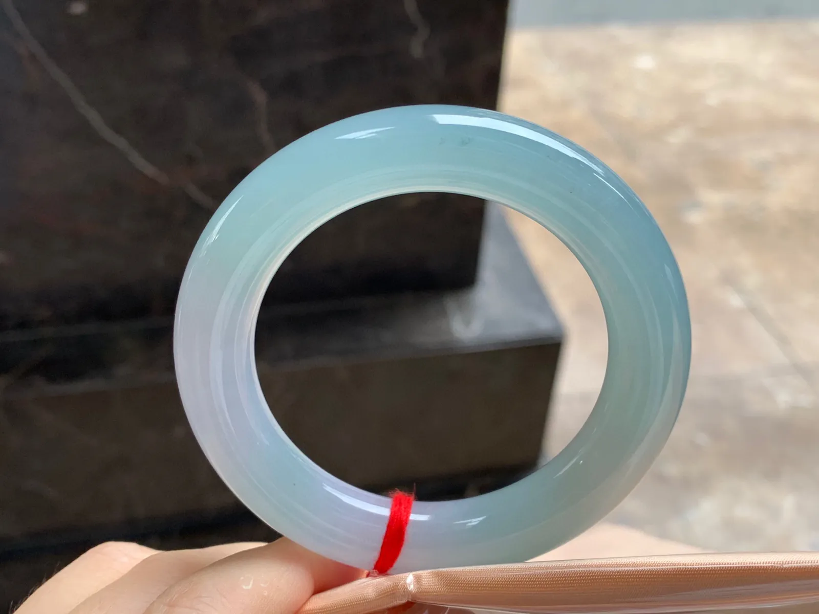 晴水圆条手镯
尺寸：55-12.3mm
种水好 纯纯的