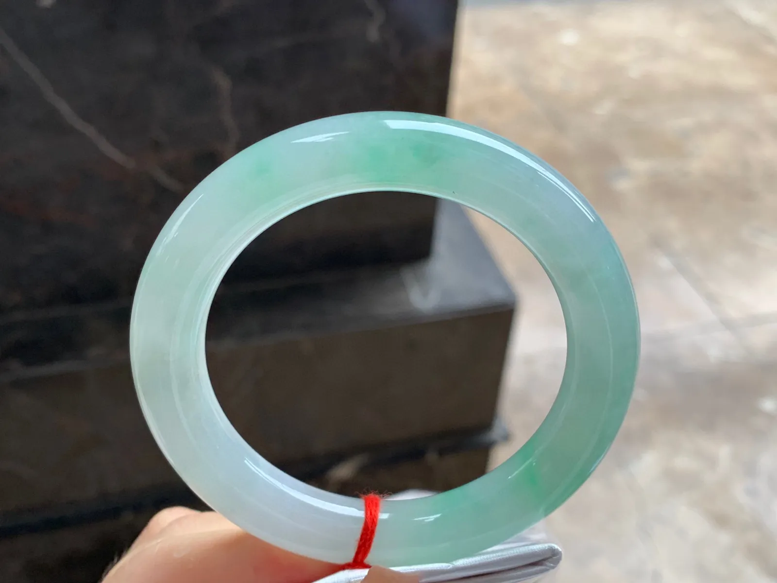 带色圆条手镯
尺寸：59.2-11.5mm
有种有色～甜甜的料子