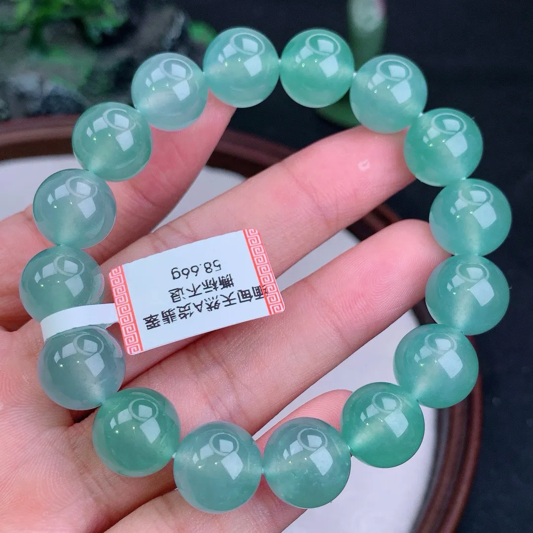 天然A货翡翠冰满色圆珠手串
尺寸12.8mm   重58.66g