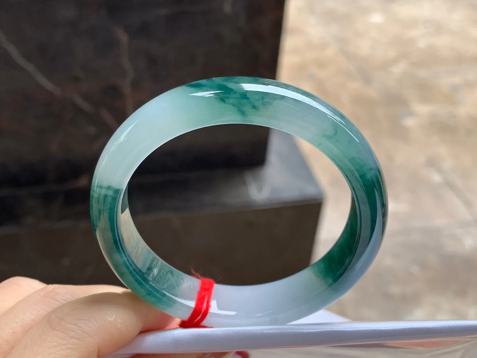 飘花手镯
尺寸：56.2-12.9-8mm
底子细腻干净～飘花浓郁