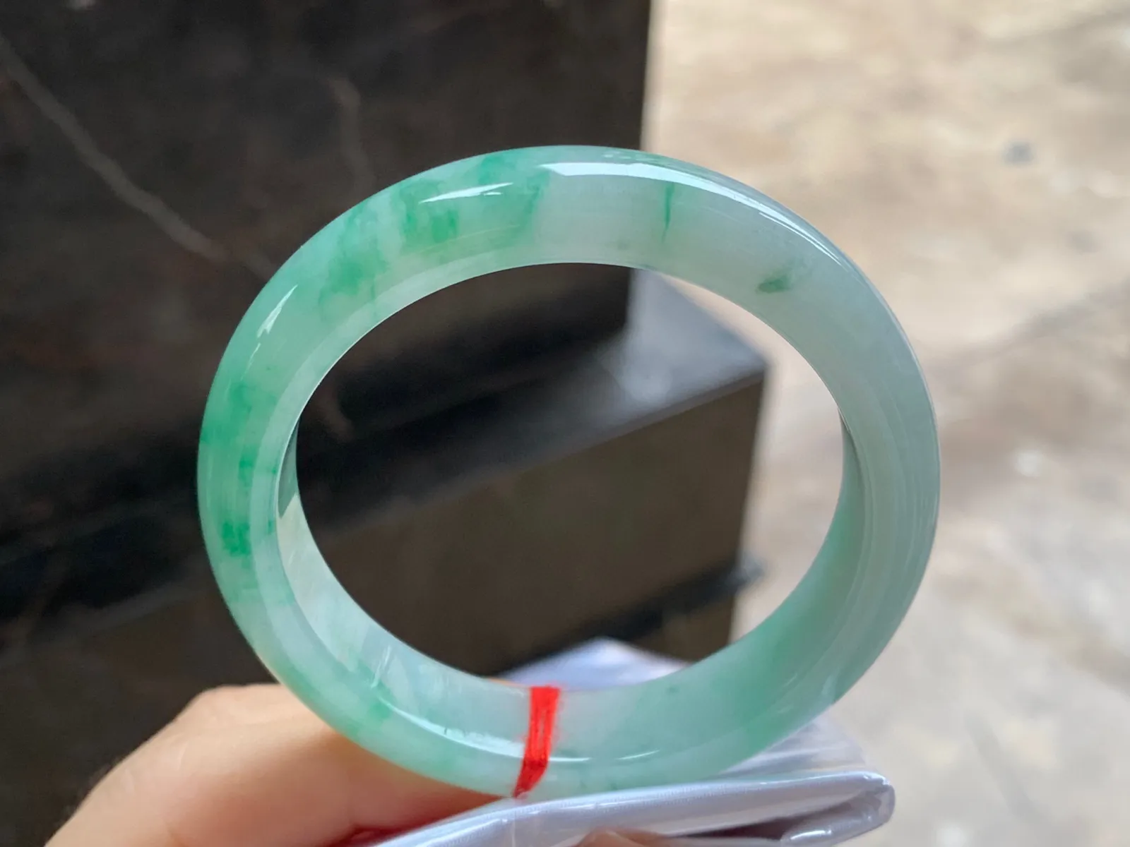 带色手镯
尺寸：53-12.1-7.8mm
底子细腻干净～绿花