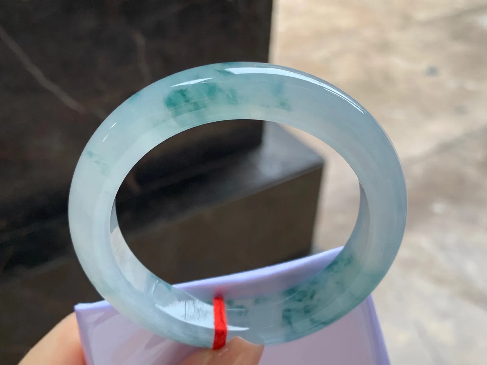 冰种飘花手镯
尺寸：56.2-12.1-9.3mm
冰味十足～飘花浓郁