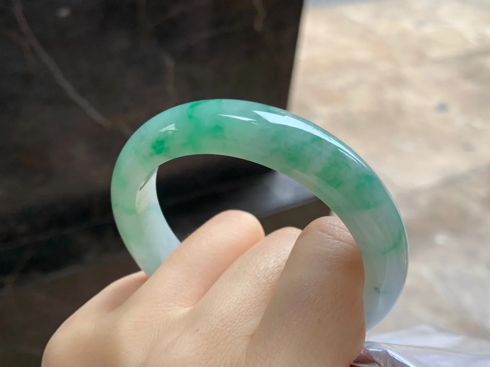 带色手镯
尺寸：53-12.1-7.8mm
底子细腻干净～绿花