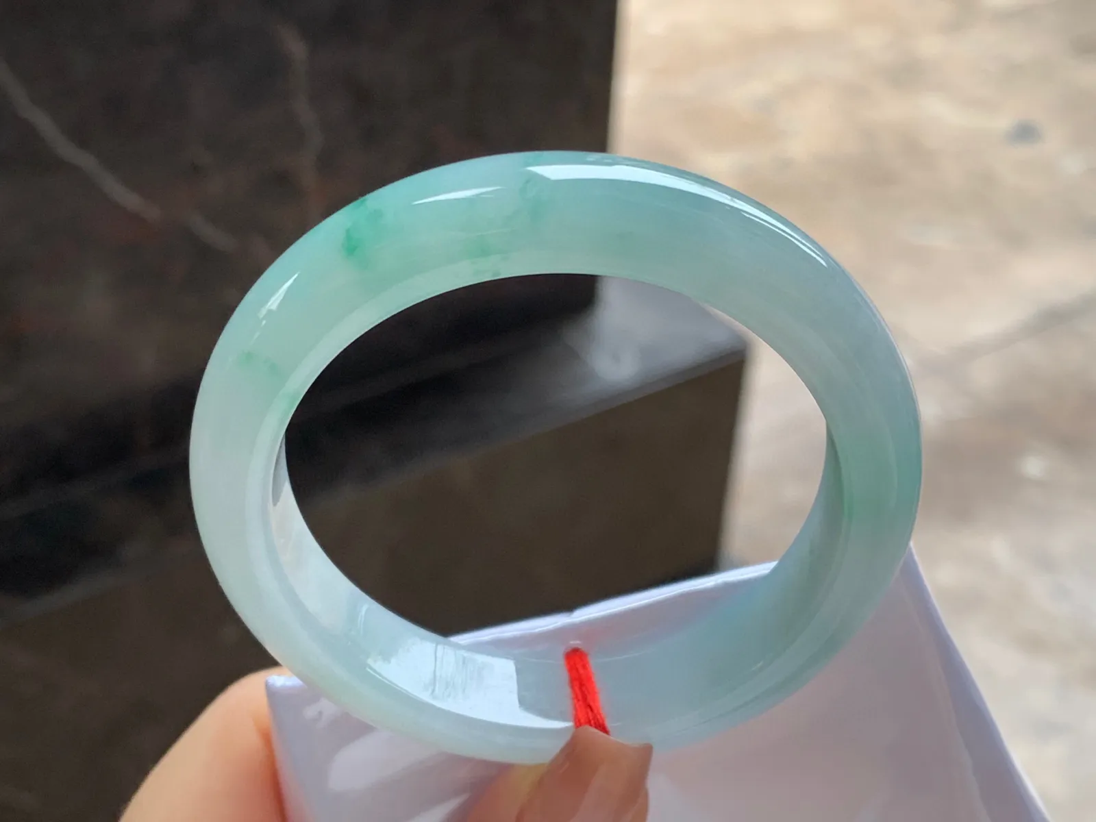 飘花手镯
尺寸：54.8-12.6-8.5mm
肉质细腻干净～水润清秀
