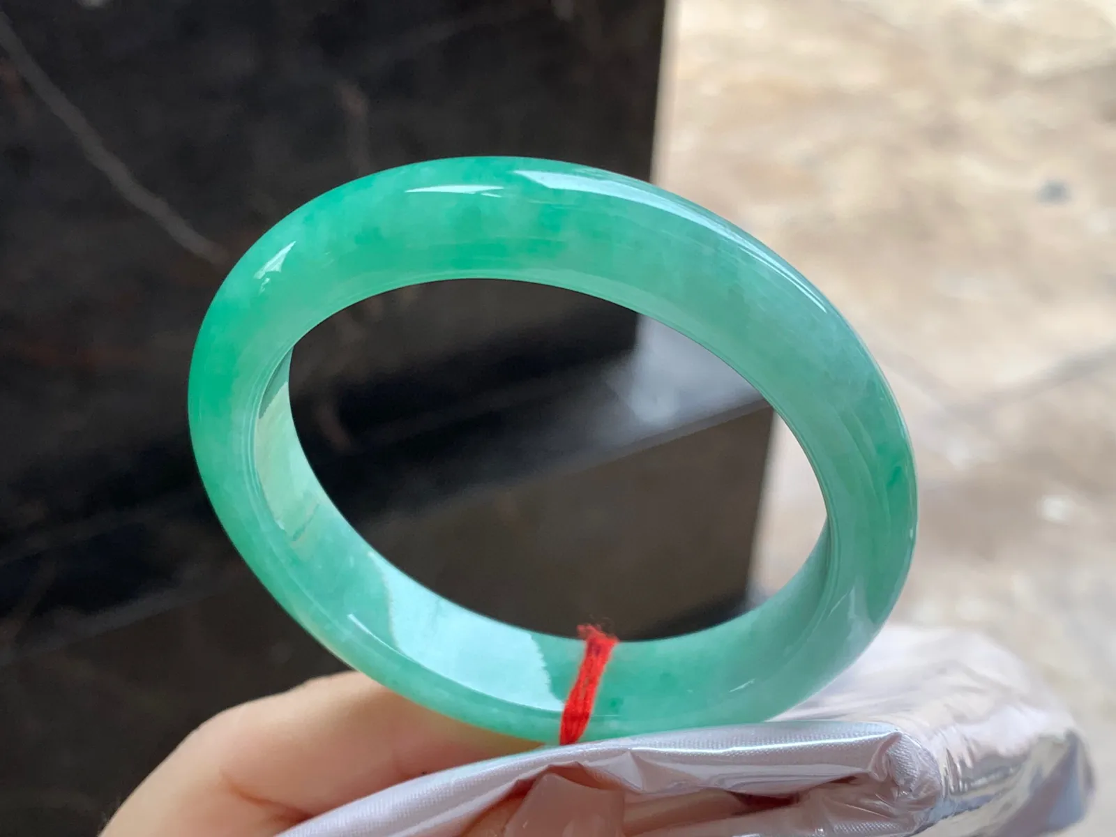 满色贵妃镯
尺寸：55-12-8.2mm
颜色整圈均匀正圈52 53可以戴～