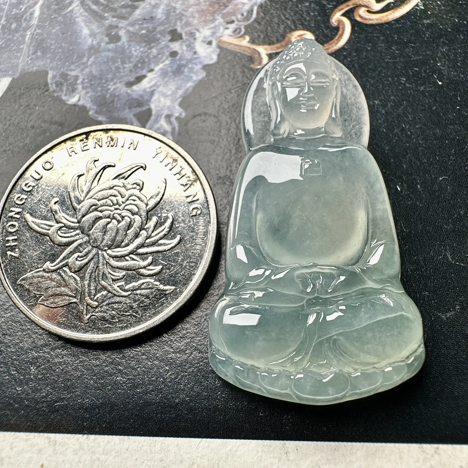 【冰种大日如来佛】质地细腻，通透度上佳，冰感十足。