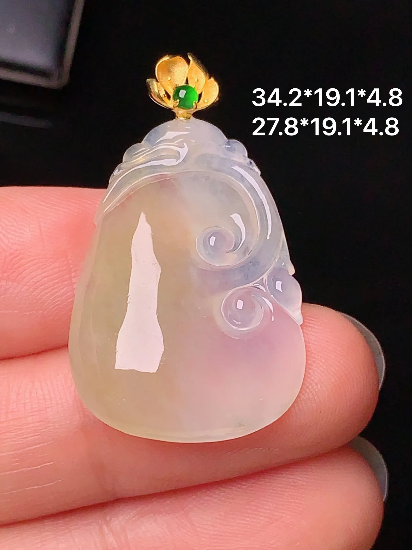 18k金镶嵌飘黄翡如意吊坠 玉质细腻 色泽艳丽 整体尺寸34.2*19.1*4.8