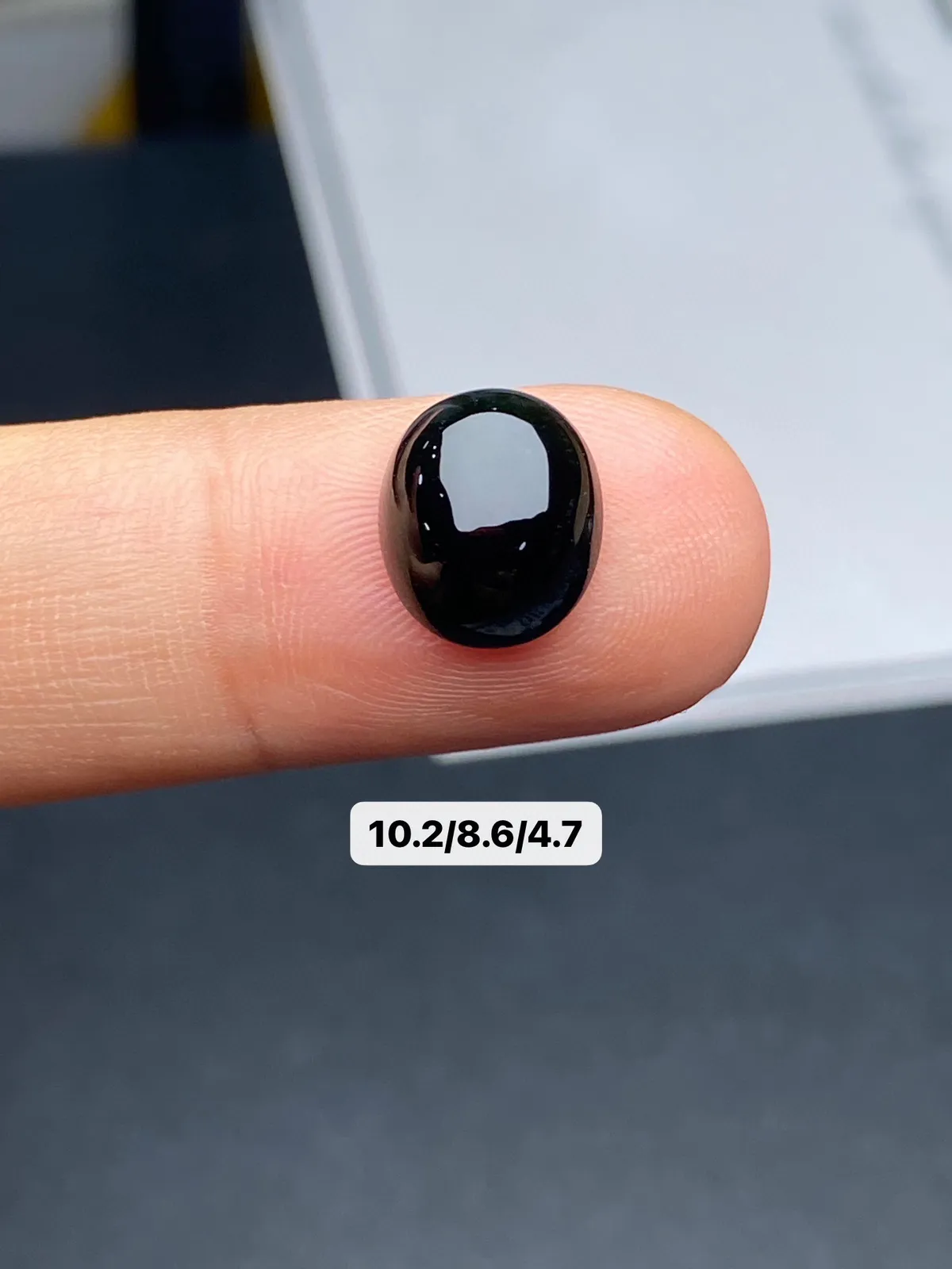 【墨翠蛋面裸石】
黑度油黑 灯打通透  品相饱满大气 尺寸10.2