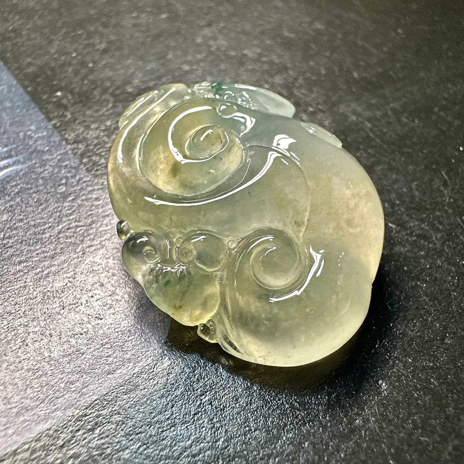 【冰种黄翡如意】质地细腻，冰度很足，饱满度很好，上面雕刻一鸣惊人