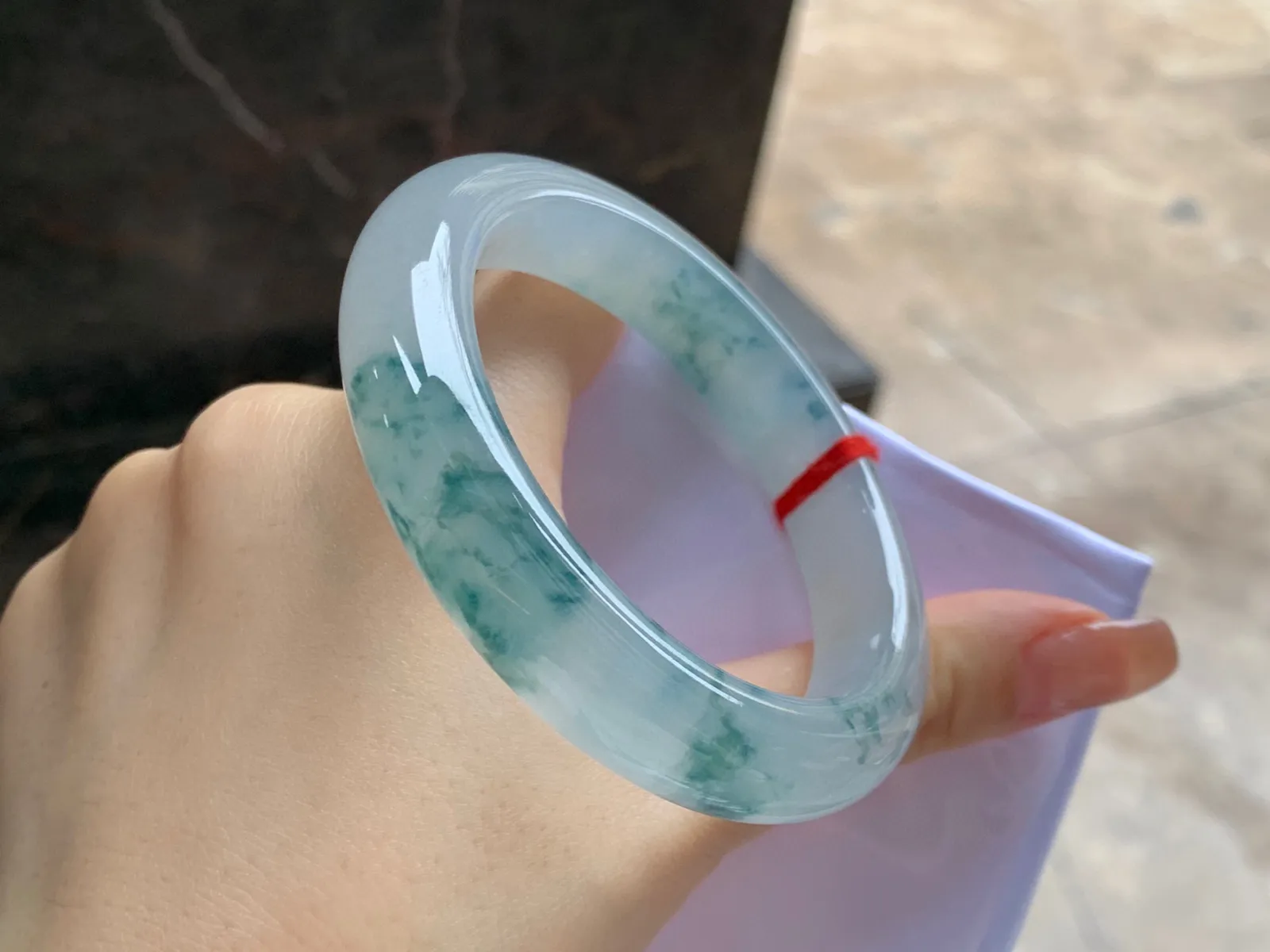 冰种飘花手镯
尺寸：56.2-12.1-9.3mm
冰味十足～飘花浓郁