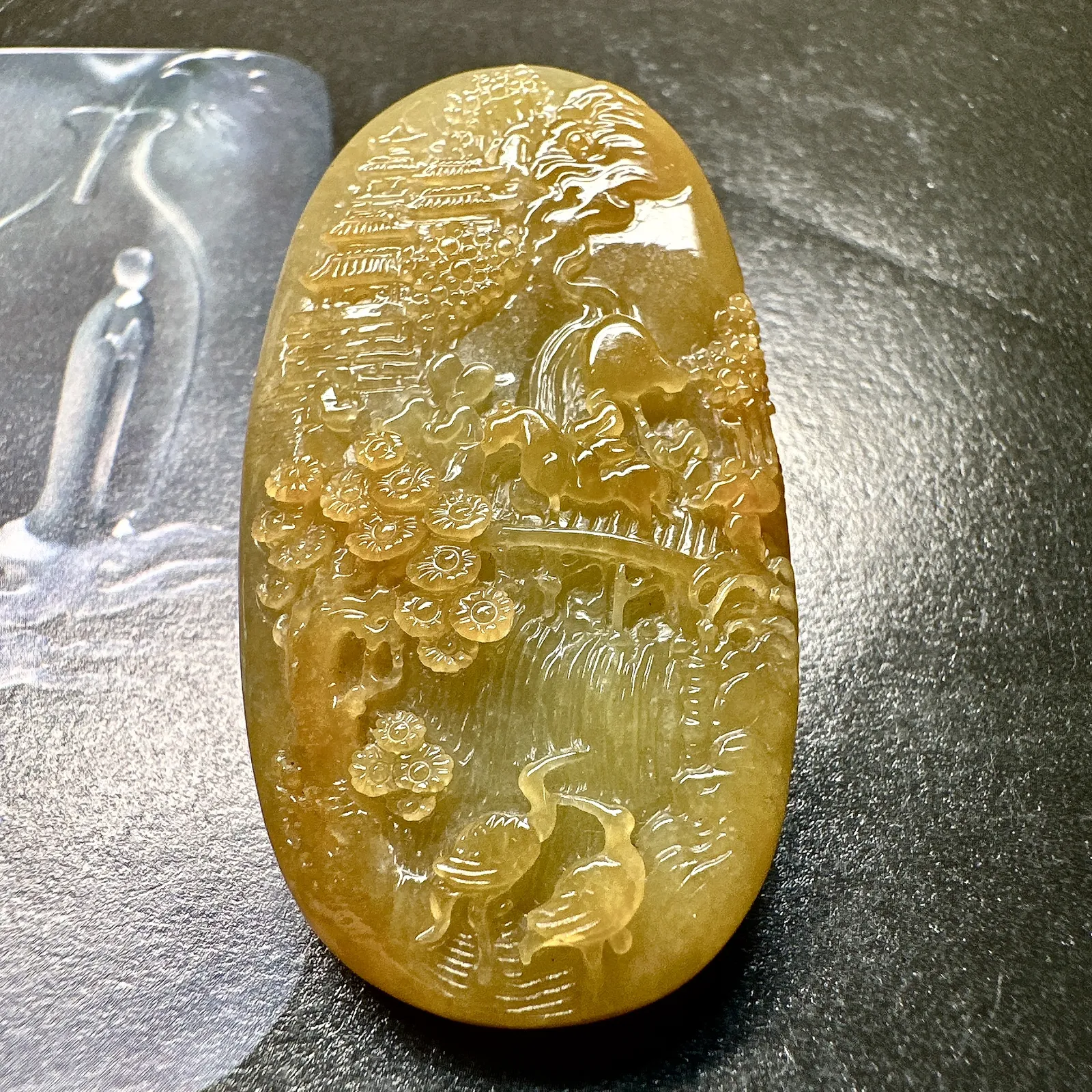 【冰糯种黄翡山水牌】特色件，质地细腻，水润感好，雕琢非常精细，背面雕刻盘龙