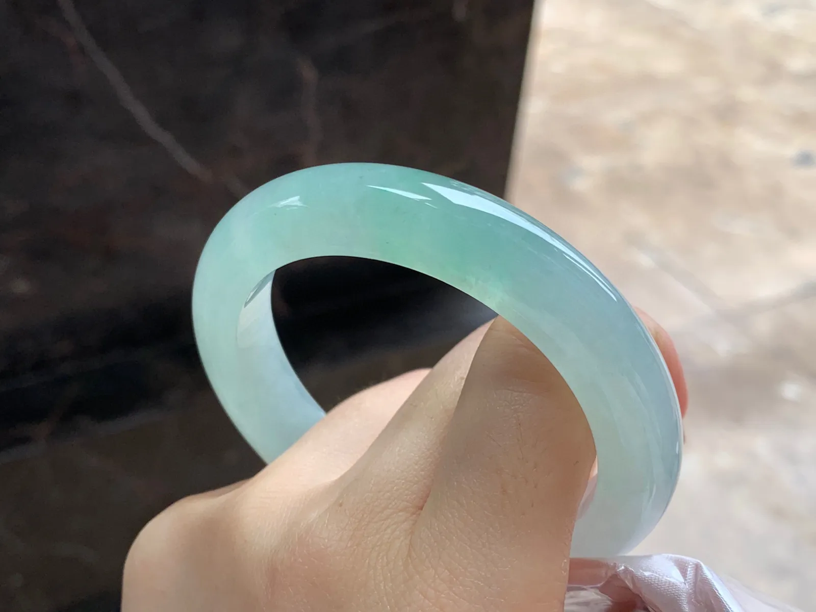 冰晴绿手镯
尺寸：55.6-12-9.5mm
种水好 条形厚实 甜甜的底色 气质