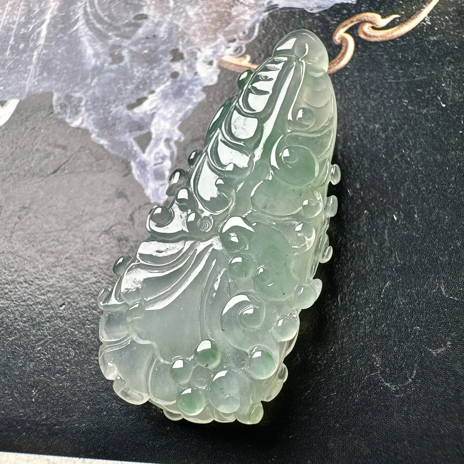 【冰种飘绿白菜】冰感强烈，质地细润通透，起胶。雕琢得很有立体感，品质上佳