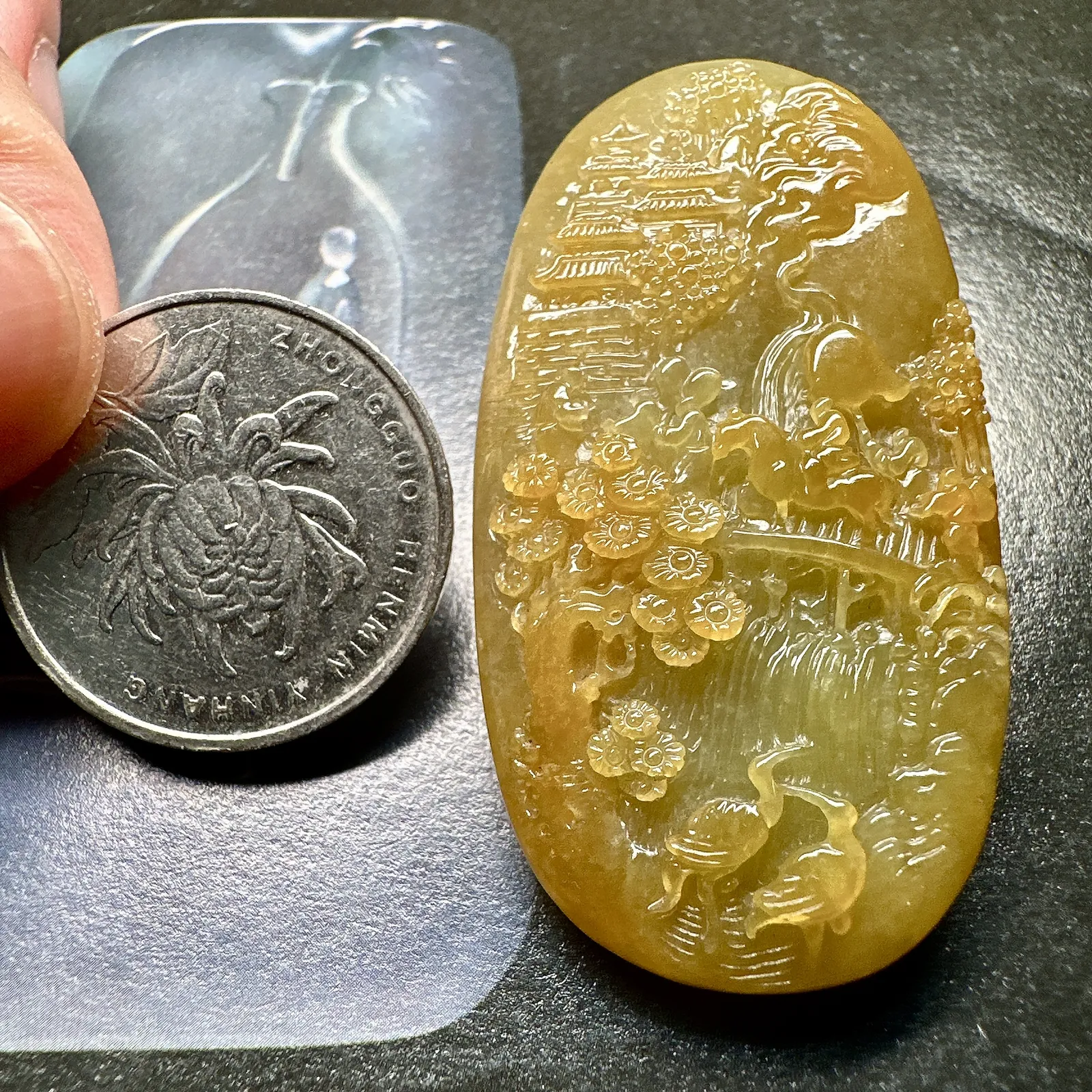 【冰糯种黄翡山水牌】特色件，质地细腻，水润感好，雕琢非常精细，背面雕刻盘龙