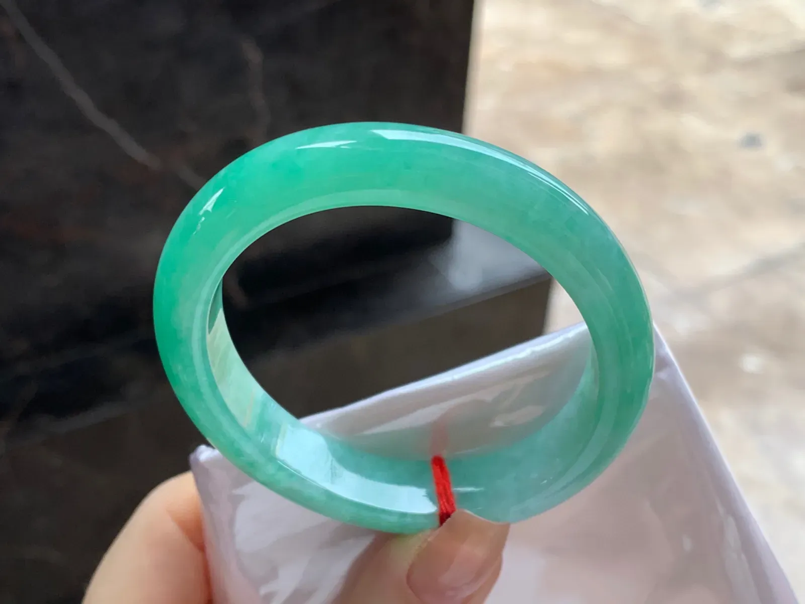 满色贵妃镯
尺寸：55-12-8.2mm
颜色整圈均匀正圈52 53可以戴～