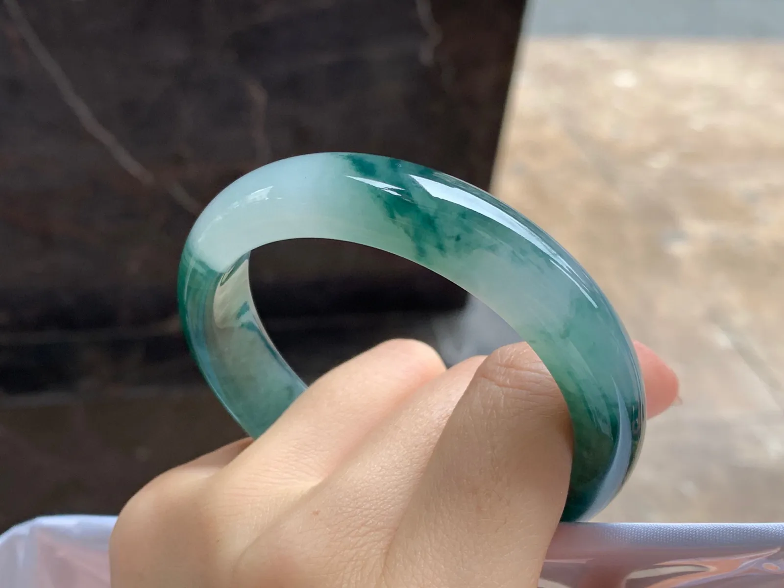 飘花手镯
尺寸：56.2-12.9-8mm
底子细腻干净～飘花浓郁