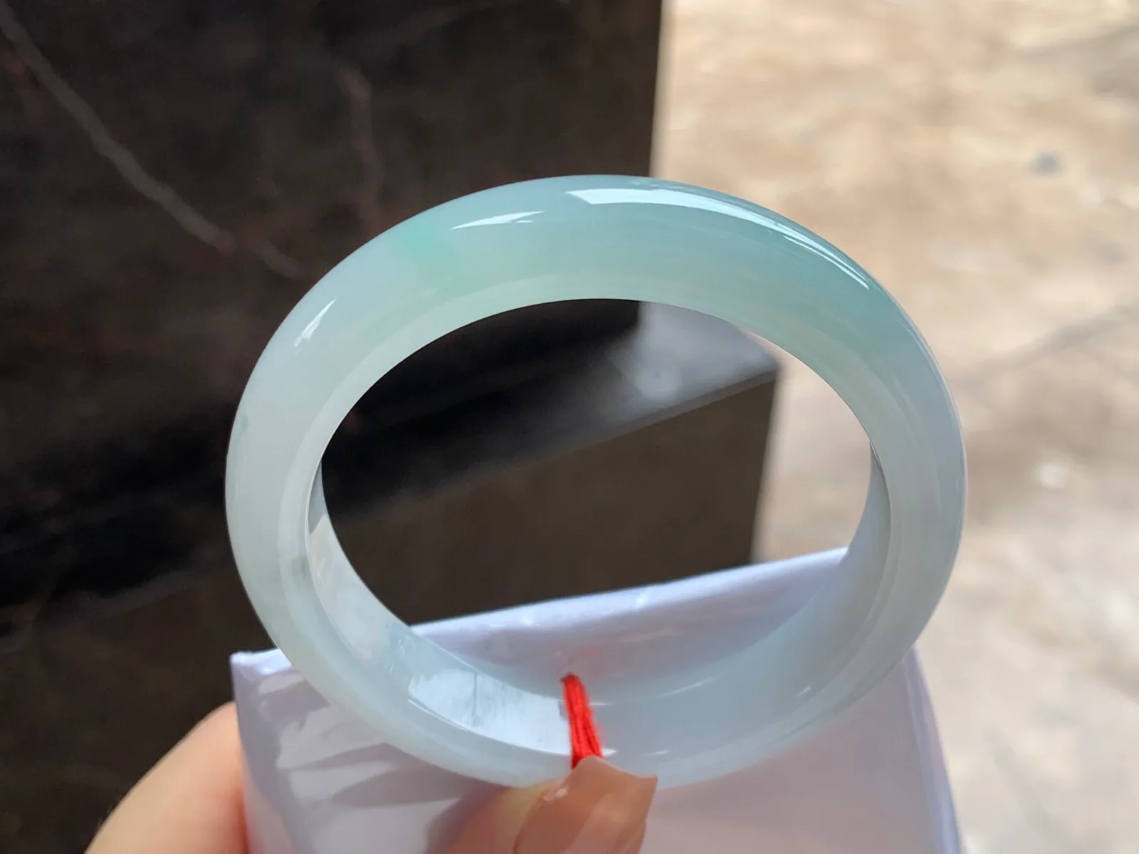 飘绿手镯
尺寸：55.7-12.5-8.5mm
肉质细腻水润～干净清秀