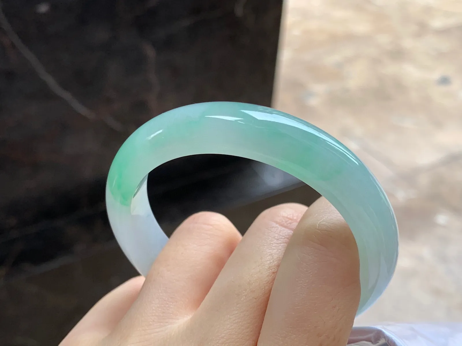 冰飘绿手镯
尺寸：54-12.3-7.8mm
有种有色～甜甜的料子上手美丽 推荐哦