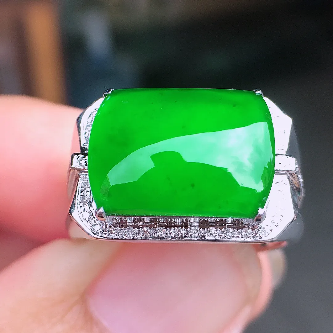 阳绿马鞍戒指，色泽均匀艳丽，玉质细腻，荧光感超
强，饱满水润，气质满满。18k
金豪华镶嵌